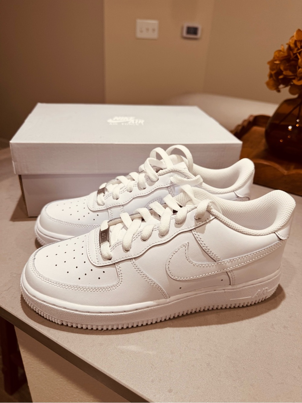Nike Kids White Low-Top Sneakers with Silver Lace Tag